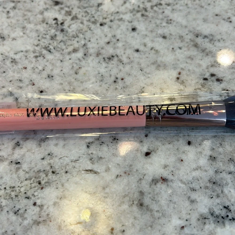 🔥3 for $10🔥 Luxie Beauty Large Angled brush #504